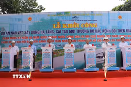Chủ tịch Hội đồng Nhân dân Thành phố Hồ Chí Minh Võ Văn Minh, Phó Chủ tịch Ủy ban Nhân dân Thành phố Hồ Chí Minh Nguyễn Xuân Cường cùng các đại biểu thực hiện nghi thức lễ khởi công. (Ảnh: Thanh Vũ/TTXVN)