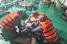 Tổ quân y thăm khám, sơ cứu cho ngư dân.