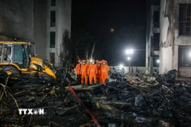 Hiện trường vụ máy bay rơi ở Ấn Độ. (Ảnh: REUTERS/TTXVN)
