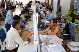 Người dân đến làm thủ tục tại bộ phận “một cửa” UBND huyện Hòa Vang, thành phố Đà Nẵng. (Ảnh: Quốc Dũng/TTXVN)