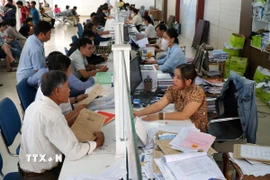 Người dân đến làm thủ tục tại bộ phận “một cửa” UBND huyện Hòa Vang, thành phố Đà Nẵng. (Ảnh: Quốc Dũng/TTXVN)