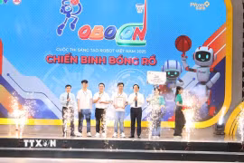 Ban Tổ chức trao giải Nhất cho đội LH-UDS Đại học Lạc Hồng. (Ảnh: Đức Phương/TTXVN)