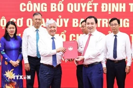 Đồng chí Đỗ Văn Chiến trao quyết định thành lập các đảng bộ, chi bộ trực thuộc. (Ảnh: Minh Đức/TTXVN)