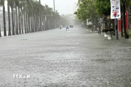 Tuyến đường Phan Chu Trinh, phường Hạc Thành, tỉnh Thanh Hóa (trước quảng trường Lam Sơn) bị ngập sâu. (Ảnh: Việt Hoàng/TTXVN)