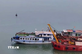 Tàu Vịnh Xanh đã được bơm hết nước trong khoang ra ngoài và lai dắt về khu vực nhà máy đóng tàu Hạ Long chờ xử lý. (Ảnh: Thanh Vân/TTXVN)