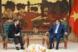 Thủ tướng Phạm Minh Chính tiếp ông Chan Chun Sing, Phó Tổng Thư ký Đảng Hành động Nhân dân Singapore, Bộ trưởng Điều phối các Dịch vụ Công kiêm Bộ trưởng Quốc phòng Singapore. (Ảnh: Dương Giang/TTXVN)