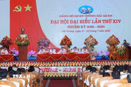 Đoàn Chủ tịch điều hành Đại hội Đại biểu Đảng bộ Quân chủng Hải quân lần thứ XIV, nhiệm kỳ 2025-2030. (Ảnh: Trọng Đức/TTXVN)