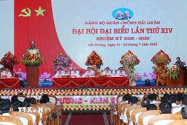 Đoàn Chủ tịch điều hành Đại hội Đại biểu Đảng bộ Quân chủng Hải quân lần thứ XIV, nhiệm kỳ 2025-2030. (Ảnh: Trọng Đức/TTXVN)