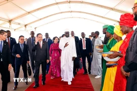 Chủ tịch Quốc hội Trần Thanh Mẫn và Phu nhân đến Thủ đô Dakar, bắt đầu thăm chính thức Cộng hòa Senegal. (Ảnh: Doãn Tấn/TTXVN)