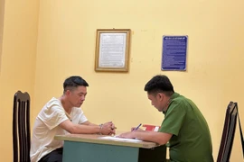 Bị can Nguyễn Xuân Phiến, Phó Bí thư Đảng uỷ, Chủ tịch UBND xã Tự Nhiên tại cơ quan Công an. (Ảnh: Công an cung cấp)