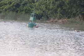 Người dân, trẻ em tắm, bơi lội trên sông Trà Lý, đoạn qua thành phố Thái Bình vào các buổi chiều, tiềm ẩn tai nạn đuối nước. (Ảnh: Vũ Quang/TTXVN)