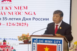 Ông Hoàng Minh Nhân, Chủ tịch Hội hữu nghị Việt Nam-Nga Thành phố Hồ Chí Minh, phát biểu chúc mừng. (Ảnh: Xuân Khu/TTXVN)