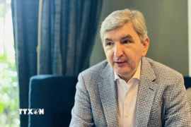 Đại sứ Litva tại Singapore kiêm nhiệm Việt Nam Darius Gaidys trả lời phỏng vấn của phóng viên TTXVN. (Ảnh: Việt Đức/TTXVN)