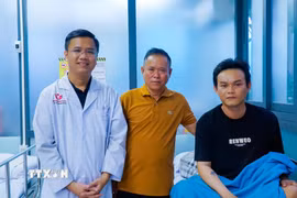 Bệnh nhân (áo đen) hồi phục sức khỏe tốt. (Ảnh: TTXVN phát)