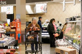 Người dân mua sắm tại siêu thị ở Millbrae, Mỹ. (Ảnh: THX/TTXVN)