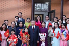 Tổng Bí thư Tô Lâm và Phu nhân với gia đình cán bộ, nhân viên Đại sứ quán Việt Nam tại Kazakhstan. (Ảnh: Thống Nhất/TTXVN)