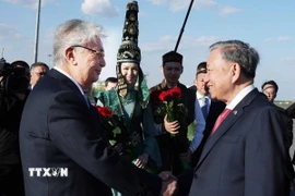 Tổng thống Kazakhstan Kassym-Jomart Tokayev đón Tổng Bí thư Tô Lâm tại Sân bay Quốc tế Nursultan Nazarbayev, thủ đô Astana. (Ảnh: Thống Nhất/TTXVN)