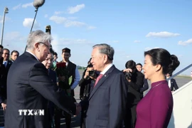Tổng thống Kazakhstan Kassym-Jomart Tokayev đón Tổng Bí thư Tô Lâm và Phu nhân tại Sân bay Quốc tế Nursultan Nazarbayev, thủ đô Astana. (Ảnh: Thống Nhất/TTXVN)