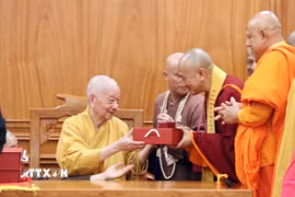 Đại lão Hòa thượng Thích Trí Quảng, Pháp chủ Hội đồng Chứng minh Giáo hội Phật giáo Việt Nam tặng quà lưu niệm cho các Trưởng đoàn đại biểu Phật giáo các nước. (Ảnh: Xuân Khu/TTXVN)