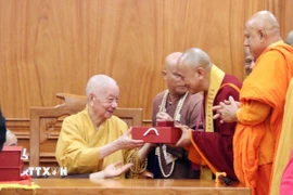 Đại lão Hòa thượng Thích Trí Quảng, Pháp chủ Hội đồng Chứng minh Giáo hội Phật giáo Việt Nam tặng quà lưu niệm cho các Trưởng đoàn đại biểu Phật giáo các nước. (Ảnh: Xuân Khu/TTXVN)