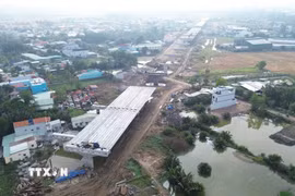 Phần đường cao tốc của đường Vành đai 3 Thành phố Hồ Chí Minh đoạn qua tỉnh Long An sẽ hoàn thiện và tiến hành thông xe kỹ thuật trước ngày 31/12 năm nay. (Ảnh: Bùi Giang/TTXVN)