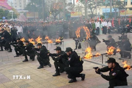 Diễn tập tấn công, trấn áp tội phạm tại lễ ra quân. (Ảnh: Văn Dũng/TTXVN)