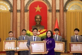 Phó Chủ tịch nước Võ Thị Ánh Xuân trao Huân chương Lao động hạng Nhì cho các học sinh đoạt giải Olympic và Khoa học kỹ thuật quốc tế năm 2025. (Ảnh: Tuấn Anh/TTXVN)