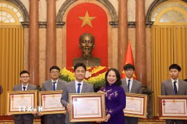 Phó Chủ tịch nước Võ Thị Ánh Xuân trao Huân chương Lao động hạng Nhì cho các học sinh đoạt giải Olympic và Khoa học kỹ thuật quốc tế năm 2025. (Ảnh: Tuấn Anh/TTXVN)
