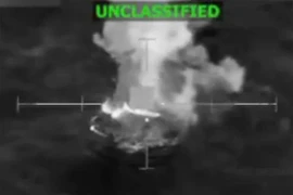 Một chiếc thuyền được cho là do các băng đảng ma túy điều hành ở phía Đông Thái Bình Dương sau khi bị trúng đòn không kích của Mỹ. (Nguồn: Bộ Chiến tranh Mỹ)