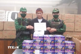 Đối tượng Suwannaphone và tang vật bị bắt giữ. (Ảnh: TTXVN phát)