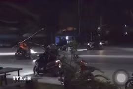 Nhóm thanh thiếu niên liên quan đến vụ hỗn chiến, rượt đuổi gây náo loạn Quốc lộ 10 (đoạn qua phường Yên Tử) vào rạng sáng 11/1. (Ảnh: TTXVN phát)