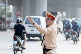 Lực lượng Cảnh sát Giao thông điều tiết, phân luồng giao thông tại tuyến đường Giải Phóng-Ngọc Hồi. (Ảnh: Phạm Kiên/TTXVN)