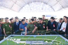 Các đại biểu tham quan mô hình mô phỏng sân bay Gia Bình. (Ảnh: Thanh Thương/TTXVN)