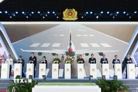 Các đại biểu thực hiện nghi thức khởi công. (Ảnh: Thanh Thương/TTXVN)