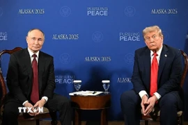 Tổng thống Nga Vladimir Putin (trái) trong cuộc họp với Tổng thống Mỹ Donald Trump tại Căn cứ Elmendorf-Richardson ở Anchorage, bang Alaska (Mỹ) ngày 15/8. (Ảnh: THX/TTXVN)
