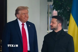 Tổng thống Mỹ Donald Trump (trái) đón Tổng thống Ukraine Volodymyr Zelensky tại Washington D.C. (Ảnh: THX/TTXVN)