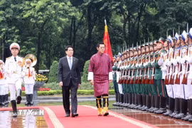 Chủ tịch nước Lương Cường và Quốc vương Bhutan Jigme Khesar Namgyel Wangchuck duyệt Đội danh dự Quân đội nhân dân Việt Nam. (Ảnh: Lâm Khánh/TTXVN)