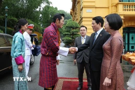 Chủ tịch nước Lương Cường và Phu nhân Nguyễn Thị Minh Nguyệt đón Quốc vương Bhutan Jigme Khesar Namgyel Wangchuck và Hoàng hậu Jetsun Pema. (Ảnh: Lâm Khánh/TTXVN)