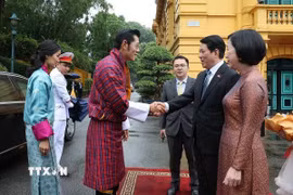Chủ tịch nước Lương Cường và Phu nhân Nguyễn Thị Minh Nguyệt đón Quốc vương Bhutan Jigme Khesar Namgyel Wangchuck và Hoàng hậu Jetsun Pema. (Ảnh: Lâm Khánh/TTXVN)