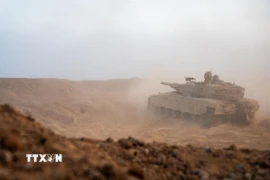 Xe quân sự Israel được triển khai tại Dải Gaza ngày 5/7. (Ảnh: THX/TTXVN)