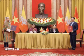 Chủ tịch nước Lương Cường và Quốc vương Bhutan Jigme Khesar Namgyel Wangchuck chứng kiến ký Bản ghi nhớ về Khuôn khổ hợp tác giữa Chính phủ hai nước. (Ảnh: Lâm Khánh/TTXVN)