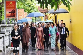 Phu nhân Chủ tịch nước Lương Cường cùng Hoàng hậu Bhutan Jetsun Pema Wangchuck thăm chùa Trấn Quốc. (Ảnh: Minh Đức/TTXVN)