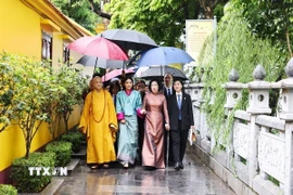 Phu nhân Chủ tịch nước Lương Cường cùng Hoàng hậu Bhutan Jetsun Pema Wangchuck thăm chùa Trấn Quốc. (Ảnh: Minh Đức/TTXVN)