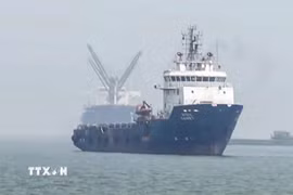 Tàu chở dầu cập cảng Mumbai, Ấn Độ, sau khi di chuyển qua eo biển Hormuz. (Ảnh: ANI/TTXVN)
