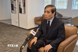 Giáo sư Vũ Minh Khương trả lời phỏng vấn phóng viên TTXVN tại Singapore. (Ảnh: Việt Dũng/TTXVN)