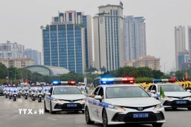 Phương tiện chuyên dụng của lực lượng Cảnh sát giao thông tham gia các khối diễu hành sáng 6/1. (Ảnh: TTXVN phát)