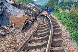 Đầu máy và 3 toa của tàu chở hàng bị trật khỏi đường ray sau vụ va chạm với xe tải. (Nguồn: Báo Hà Tĩnh)