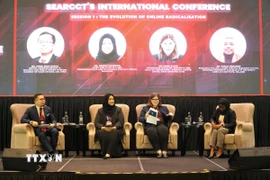 Các diễn giả trong phiên thảo luận đầu tiên tại Hội nghị Quốc tế với chủ đề "Xu hướng mới nổi trong chủ nghĩa khủng bố và chủ nghĩa cực đoan bạo lực." (Ảnh: Hằng Linh/TTXVN)