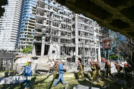 Tòa nhà bị phá hủy sau một vụ tấn công tại Ramat Gan, Israel. (Ảnh: THX/TTXVN)