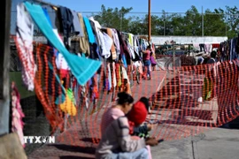 Người di cư tại khu tạm trú ở Reynosa, Tamaulipas, Mexico. (Ảnh: THX/TTXVN)
